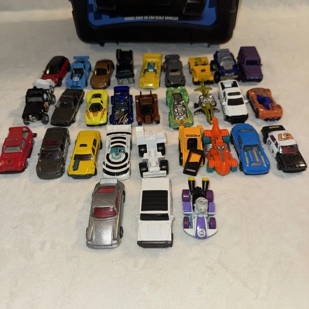 Big HOT WHEELS Lot Rolling 110 Car Carry Case With Mix Of 30 Vehicles